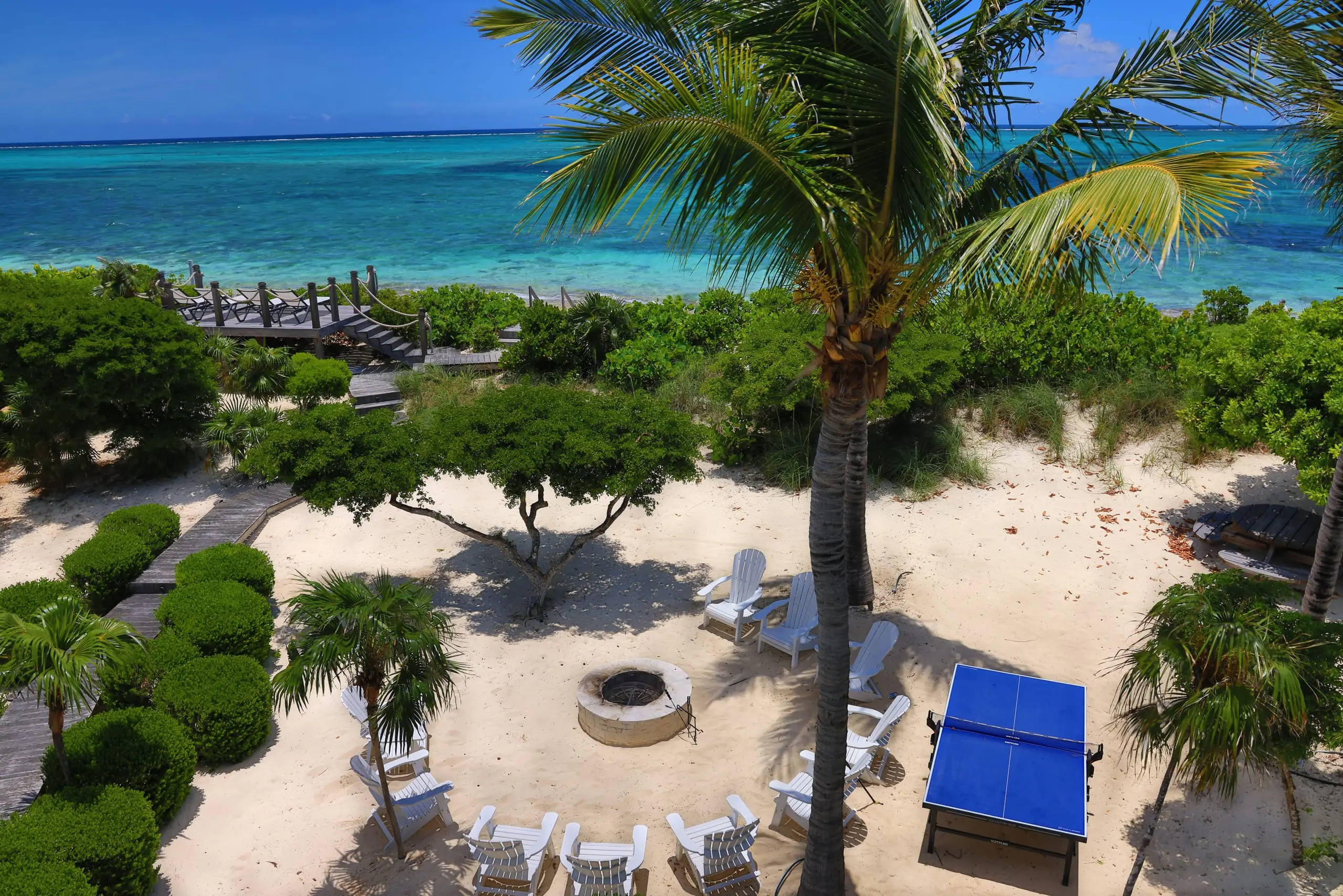 The beachyard: fire pit, loungers and ping-pong by the sea